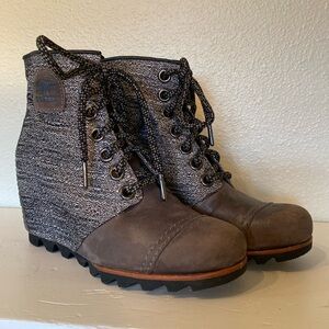 Sorel size 7 Gray Lace Up Wedge Bootie